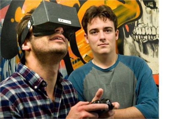 <p><strong>Yeni Oculus Rift (Görsel gerçeklik cihazı)</strong><br />
2015 sonunda çıkması beklenen yeni Oculus Rift ile oyun dışında network, sinema ve konserlerin de izlenebilmesi bekleniyor.</p>
