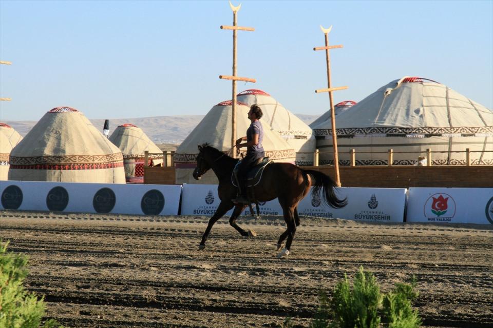 <p>Geleneksel sporlarda daha iyi yerlere geleceklerine inandıklarını vurgulayan Suluoğlu, "Geçmişin ihtişamını geleceğe taşıyacağız. Kazakistan'da düzenlenen şampiyonaya milli takım olarak katıldık, ikincilik ve üçüncülük elde ettik. Ekim ayında Güney Kore'de Dünya Şampiyonası düzenlenecek. Milli takımımızla orada olacağız ve en büyük hedefimiz al bayrağımızı dalgalandırarak İstiklal Marşımızı dinletmek." ifadelerini kullandı. </p>