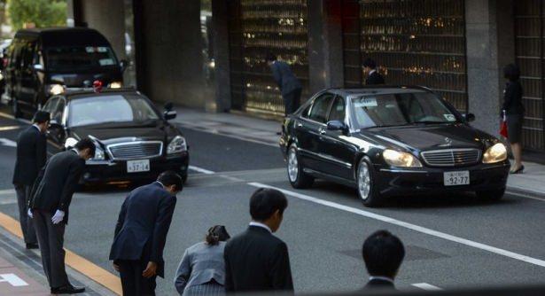 <p><strong>Erdoğan, otele gelişinde böyle karşılandı.</strong></p>
<p>Japonya Başbakanı Şinzo Abe, Cumhurbaşkanı Erdoğan için yarın resmi karşılama töreni düzenleyecek.</p>