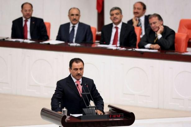 <p>04 Ağustos 2007'de TBMM Genel Kurulu ilk toplantısında Sivas Bağımsız Milletvekili Muhsin Yazıcıoğlu yemin ederken görülüyor. </p>