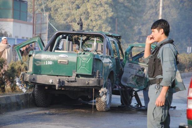 <p>Nangarhar Valiliği S&ouml;zc&uuml;s&uuml; Ahamd Ziya Abdulzai yaptığı a&ccedil;ıklamada, ilk saldırının sabah saatlerinde Pakistan Konsolosluğun yakın mesafesinde b&ouml;lgeden ge&ccedil;en polis aracına d&uuml;zenlendiğini, olayda bir polisin &ouml;ld&uuml;ğ&uuml;n&uuml;, iki polisin de yaralandığını s&ouml;yledi.</p>
