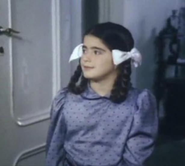 <p>1980’li yılların çocuk oyuncusu Mine Çayıroğlu, bir dönem müziğe merak sarmış ve albüm çıkarmış; sonra da ortadan kaybolmuştu.</p>
