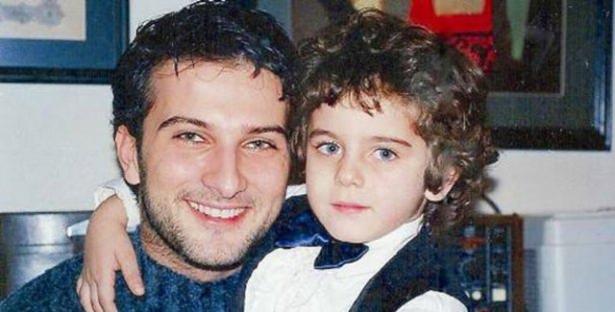 <p>İŞTE DEĞİŞİME UĞRAYAN DİĞER ÇOCUK ÜNLÜLER <br />
“Arnavut Kaldırımı” klibinin yıldızı Batuhan Aydar, 20 yıl önce kucağında poz verdiği Tarkan’la yeniden bir araya geldi.</p>
