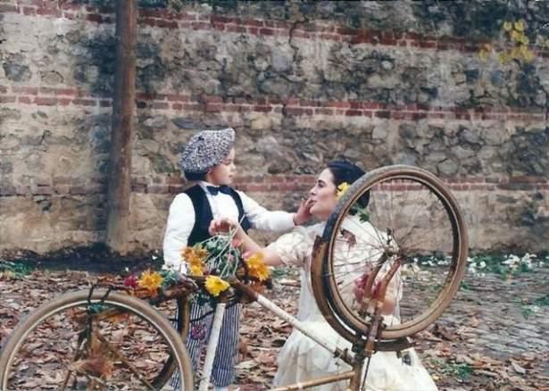 <p>Demet Sağıroğlu’nun “Arnavut Kaldırımı” ve “Aşk Perisi” kliplerinde rol alan o sevimli çocuk büyüdü, dizi oyuncusu oldu. Artık 25 yaşında yakışıklı bir delikanlı olan ve oyunculuğa devam eden Batuhan Aydar...</p>
