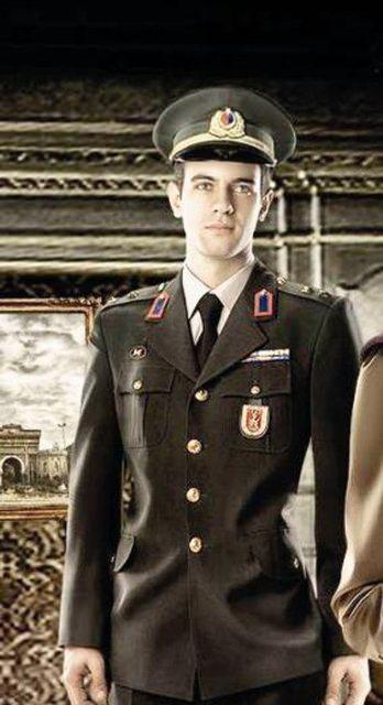 <p>Henüz küçük bir çocukken tanışma fırsatı bulduğu ve kucağında poz verdiği Tarkan’la yıllar sonra yeniden buluşan Aydar, fotoğrafını Twitter’da paylaştı.</p>
