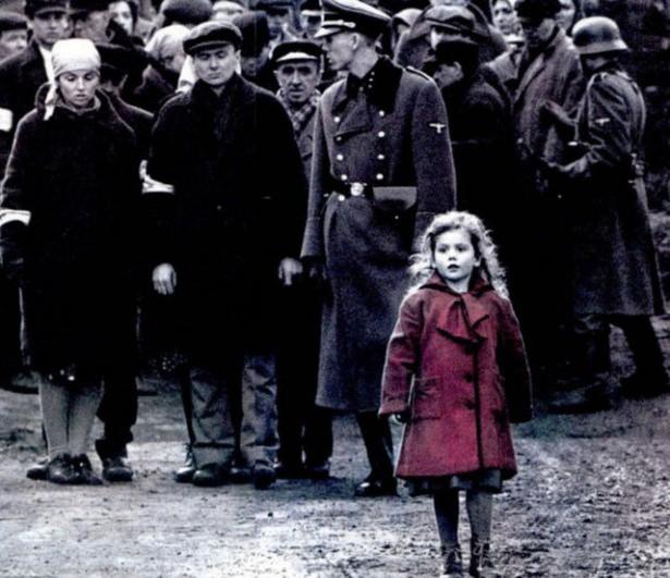 <p>O KIZ BAKIN NE HALE GELDİ<br />
Yönetmen koltuğuna Steven Spielberg’in oturduğu 1993 yapımı ‘Schindler’in Listesi’ adlı siyah-beyaz filmde tek renkli görüntü, üç yaşındaki kırmızı mantolu kızdı.</p>
