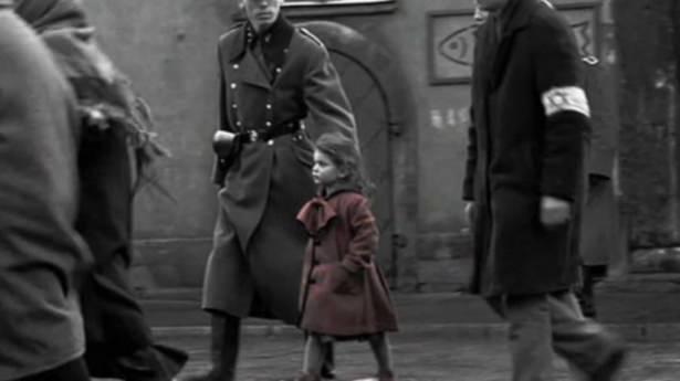 <p>Yahudi Soykırımı’nın simgesi olarak “Polonyalı, kırmızı mantolu küçük kızı” canlandıran Oliwia Dabrowska o zaman üç yaşındaydı.</p>
