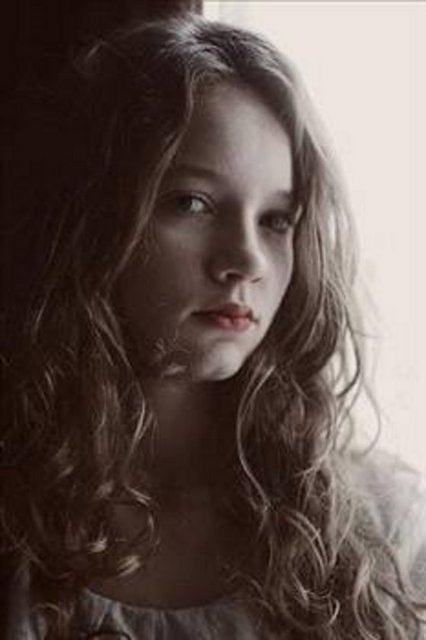 <p>2006 yılında yayınlanmaya başlayan İki Aile'de rol almaya başladığı sırada henüz 16 yaşında bir genç kızdı. Aradan tam 5 yıl geçti ve o küçük kız büyüyüp bir diziye başrol oyuncusu oldu. Kim mi bu genç oyuncu...</p>
