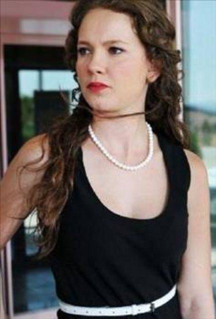 <p>"Bugüne kadar rol aldığım dizilerde hep kız çocuğuydum. Burada ise bir kadını canlandırıyorum" diyen Çeşmioğlu güzelliğiyle de dikkat çekiyor.</p>
