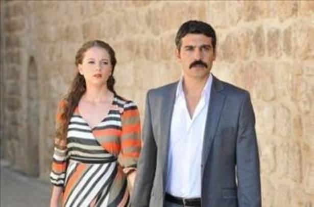 <p>Ama bu onun için önemli değil. Genç oyuncu Kelebek'e verdiği röportajda "Benim en takılmadığım nokta güzellik. Çünkü tek ilgilendiğim sahneyi nasıl oynadığım, nasıl bir iş çıkardığım. Güzellik ya da diğer görsel değerlerle ilgili panik yaşamıyorum, hatta buna dikkat bile etmiyorum. Hiçbir işi, sadece ‘kadın oyuncu güzel’ diye izlemem” diyerek bu konudaki görüşlerini dile getirmişti.</p>
