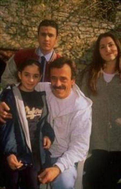 <p>Payende Çizmeci, Süper Baba'nın Mine'siydi.Dizinin görüntü yönetmeni olan aile dostlarının teşvik etmesiyle Süper Baba'ya dahil olan Çizmeci daha sonra eğitimine devam etti ve bir daha kamera karşısına geçmedi.</p>
