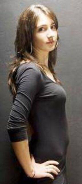 <p>KÜÇÜCÜK GÖZLÜKLÜ BİR KIZ ÇOCUĞUYDU Gökçe Uzuner bu haliyle bir çok kişiye tanıdık gelmeyecek büyük olasılıkla. Ama bakın aslında o küçükken çok izlenen hangi dizide rol almıştı.</p>
