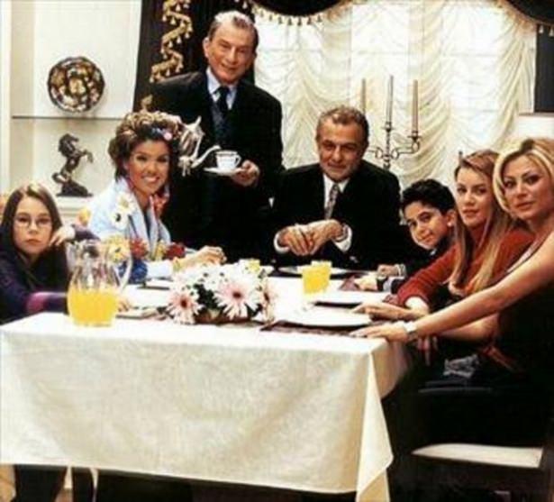 <p>Bu fotoğrafın en sağındaki gözlüklü küçük kız Gökçe Uzuner. Dadı dizisinde Duygu'yu oynayan Uzuner daha sonra Size Baba Diyebilir miyim'de de rol aldı.</p>
