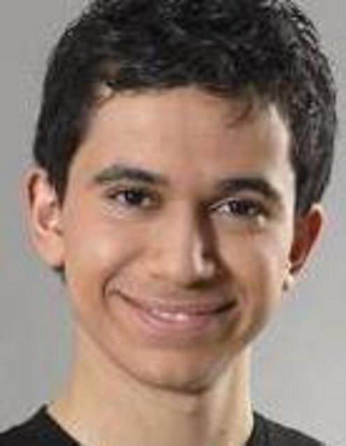 <p>DUYGU'NUN BÜYÜK KARDEŞİYDİ Bu genç de yine Dadı dizisinde rol alıyordu. O dönemde 10 yaşında olan Yaşar Abravaya,daha sonra Dar Alanda Kısa Paslaşmalar ve 120 filmlerinde de kamera karşısına geçti.</p>
