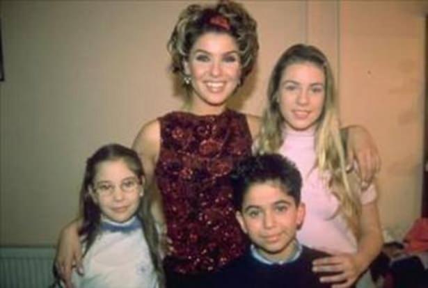 <p>Kobal da Dadı dizisinde oynadığı dönemde küçük bir kızdı.</p>
