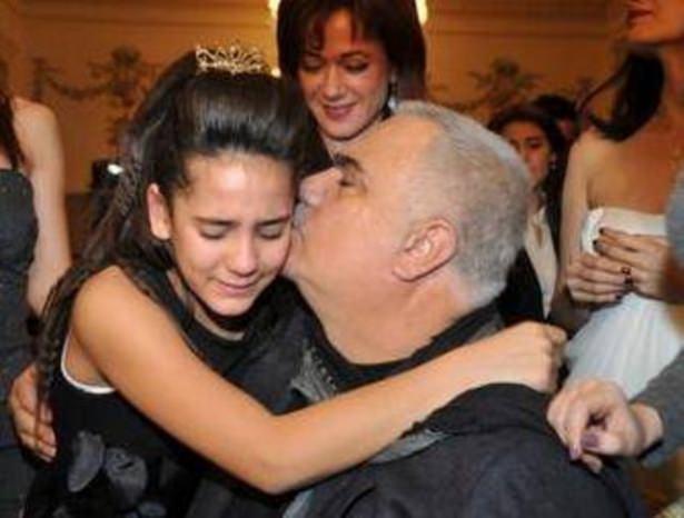 <p>MUTSUZ AİLENİN KÜÇÜK KIZI Şebnem Ceceli, Yaprak Dökümü dizisinde aileninen küçük kızı Ayşe'yi oynuyordu...</p>
