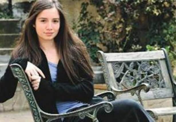 <p>KÜÇÜK YAŞINDA ÖDÜLE DOYDU 1994 İstanbul doğumlu olan Elit İşçen, kamera karşısında büyüyen yeni kuşak oyunculardan. Son olarak Küçük Kadınlar dizisinde rol aldı ama ondan önce de iddialı sinema filmlerinde rol aldı. İşçen, yönetmenliğini Reha Erdem'in üstlendiği Beş Vakit filmiyle sinemaya adım attı. Bu filmle ulusal ve uluslararası film festivallerine katılma imkanı buldu.</p>
