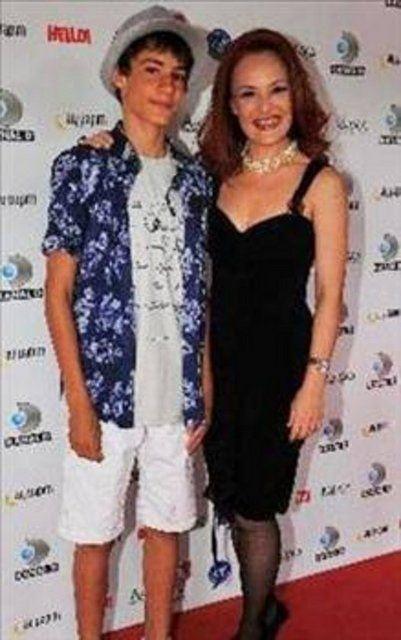 <p>BOYU KÜÇÜCÜKTÜ SONRA HERKESİ GERİDE BIRAKTI 1997 doğumlu Batuhan Karacakaya kelimenin tam anlamıyla milyonların gözü önünde büyüdü.. Seyircinin dikkatini Bıçak Sırtı dizisinde çekti.. Daha sonra Aşk-ı Memnu'da rol aldı.</p>
