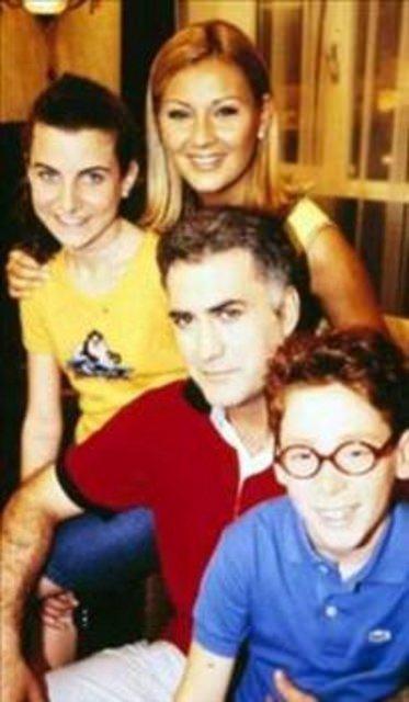 <p>Havuç lakabıyla tanındı. Dizinin bitiminden bir süre sonra kameralar karşısına bambaşka biri olarak çıktı.. Şimdi tekrar yayına başlayan dizide bu kez genç Havuç olarak ekrana geliyor.</p>
