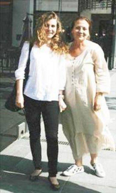 <p>BOYU ANNESİNİ GEÇTİ Oyuncu Aliye Uzunatağan'ın kızı Ayşecan Tatari de Çocuklar Duymasın dizisinde küçücük bir çocukken kamera karşısına geçti.</p>
