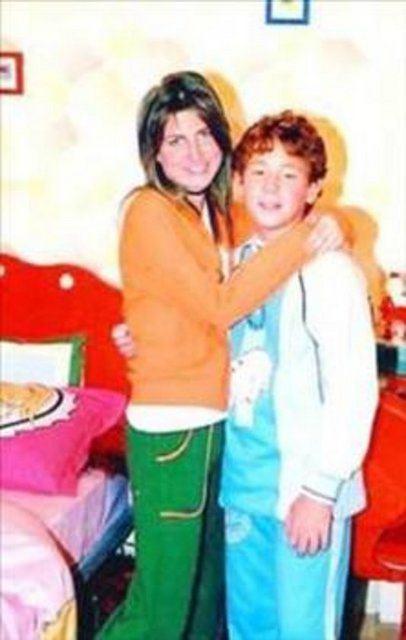 <p>Ailenin kızı Duygu'yu canlandırıyordu Tatari. Ama dizi bittikten sonra ABD'nin yolunu tuttu ve öğrenimine devam etti.</p>
