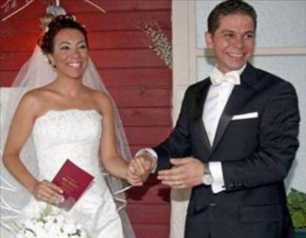 <p>BÜYÜDÜ DE EVLENDİ Bir zamanların en çok izlenen dizilerinden Bizimkiler'in Ali'si Atılay Uluışık kameralar önünde büyüdü. En son nikah töreninde görüntülendi.</p>

