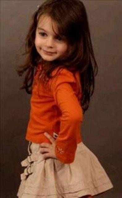 <p>ÇAĞLA KAMERALARLA TANIŞTIĞINDA KÜÇÜCÜK BİR KIZDI Çağla Çakar da kameralar önünde büyüyenlerden. Bu küçücük kızı milyonlarca kişi önce Asi dizisinde gördü..Dizinin kahramanı Asi ile Demir'in kızları Asya'ydı o dizide...</p>
