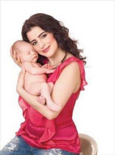 <p>ŞİMDİ ANNE OLDU Mine Çayıroğlu şimdi kendisi anne oldu ama bir zamanların en çok sevilen küçük yıldızlarından biriydi.</p>
