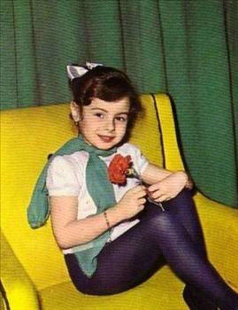 <p>Babası senarist Hamdi Değirmencioğlu sayesinde henüz 2 yaşındayken Papatya adlı filmle sinemaya adım attı ve 20 yaşına gelinceye kadar da çok sayıda filmde rol aldı. Ayşecik erken sayılabilecek bir dönemde evlenip sinemadan uzaklaştı.</p>
