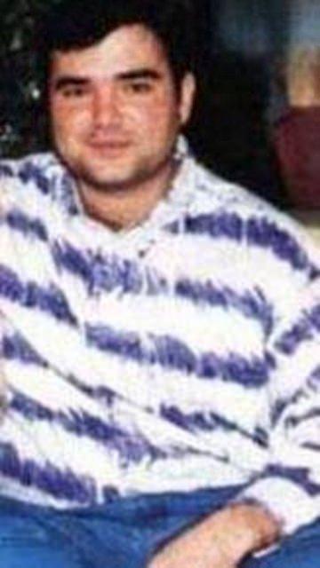 <p>YEŞİLÇAM'IN SEZERCİK'İ Sezercik Aslan Parçası, Sezercik Yavrum Benim, Sezercik Küçük Mücahit gibi filmlerin kocaman gözlü, dağınık perçemli sevimli oyuncusu Sezer İnanoğlu babası yapımcı Berker İnanoğlu sayesinde sinemaya adım attı. Genellikle Kemaletin Tuğcu'nun kahramanlarını anımsatan anne- baba sevgisinden uzak çocukları canlandırarak seyirciyi 'bam telinden' vurdu.</p>
