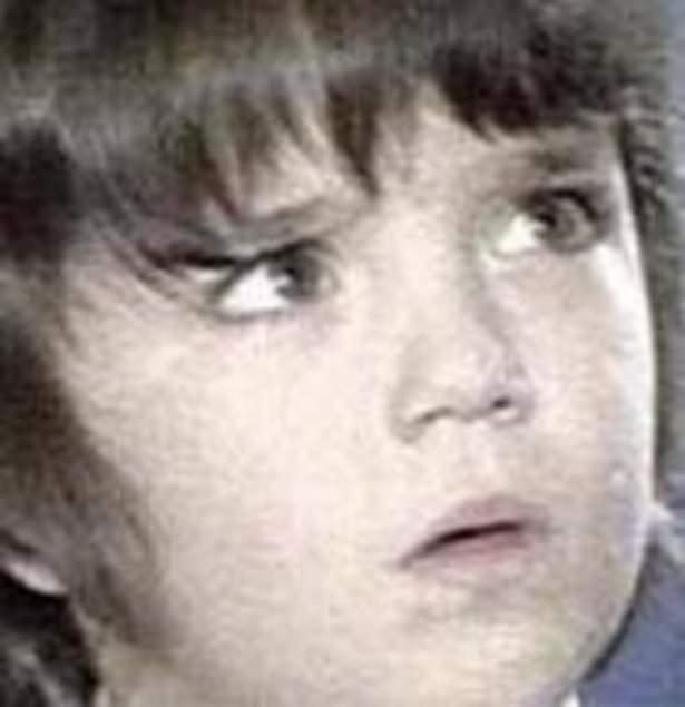 <p>Ama dönemin sinemaseverlerinin gönlünde 1974 Kıbrıs çıkarmasını konu alan Sezercik Küçük Mücahit filmindeki rolüyle taht kuran Sezercik'in hayatı yetişkinliği döneminde çok farklı bir yola girdi. Bir kaç filmin yapımcılığını üstlendiyse de sinemada eski parlak günlerine bir türlü dönemedi.Eşinin intiharı ise onun hayatında farklı bir dönüm noktası oldu. Sezer İnanoğlu ya da pek çok kişinin hafızalarındaki adıyla Sezercik daha sonra polisiye olaylarla gündeme geldi. Önce evinde uyuşturucu bulundu. Ardından polisle çatışmaya girdi. Evinde ve ofisinde aüeşli silahlar bulundu.Eski Türk filmlerinin o masum yüzlü çocuğu Hollywood aksiyonlarındaki kötü adama dönüştü .</p>
