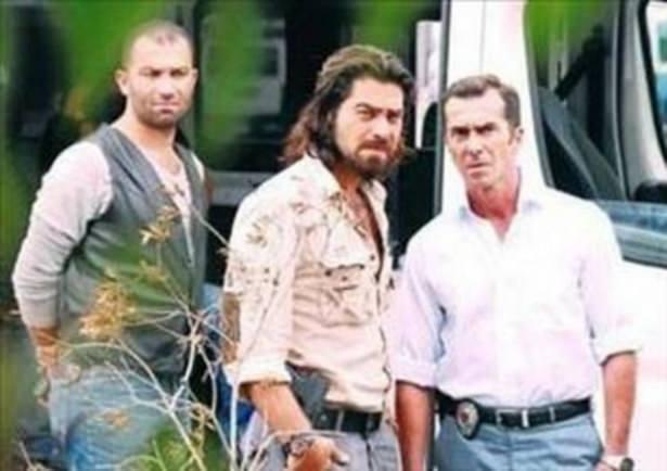 <p>ÜNLÜ ÇİFTİN OĞLU Yeşilçam'ın efsane yapımcılarından Türker İnanoğlu ile Türk sinemasının en zarif yıldızı Filiz AKın'ın oğlu İlker İnanoğlu'nun sinemadan uzak durması elbette beklenemezdi. O beyazperdede Yumurcak adıyla ünlendi. Tıpkı kuzeni Sezer İnanoğlu gibi masum yüzüyle 70'li yıllarda Türk sinemasının aranan çocuk yıldızlarında biri oldu.</p>
