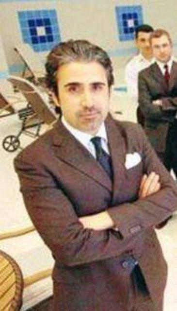 <p>ACILARIN ÇOCUĞUYDU Daha 13 yaşındayken çıkardığı albümle küçük şarkıcı furyasının en önemli ismi oldu Küçük Emrah.Yaralı, Boynu Bükükler ve Ayrılamam albümleri satış rekorları kırdı. Döneminde çektiği acıklı filmlerdeki replikleriyle neredeyse 'kült' haline geldi. Hep ezilen, altta kalan, annesi kötü yola düşen gururlu ve yardımsever çocuğu oynadı.</p>
