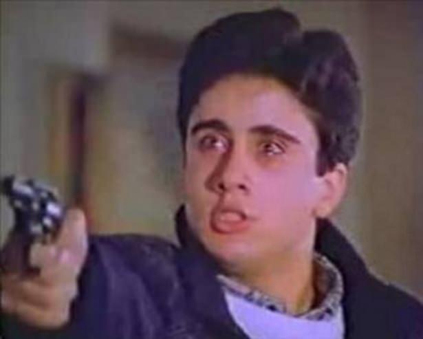 <p>90'lı yıllarla birlikte sakalları çıkmaya başlayan Emrah, popüleritesini yitirmeye başladı. Çözüm olarak pop müziğe yönelen Emrah'ın yeni imajı başta çok yadırgandı. Özellikle dans figürleri nedeniyle bir süre memleketine bile gidemediği iddia edildi. Küçük yıldızların içinde belki de en akıllı davranan Emrah oldu. Yeni fiziki gelişimini uygun olarak kendine yeni bir yol seçen Emrah ,çok zorluk çekse de şöhretini hep belli bir seviyede tutmayı başardı. Bir yandan da ekonomik olarak çok iyi yatırımlar yapan Emrah'ın bugün 80 tane dairesi olduğu konuşuluyor. Dün 'bir oyuncağım bile olmadı' diyen Emrah, bugün işlerine daha çabuk gidebilmek için bir helikopter almanın planlarını yapıyor.</p>
