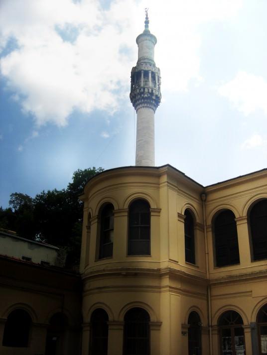 <p>Yıldız Parkı girişinde bulunan Küçük Mecidiye Camii restore edilecek camiler arasında... </p>