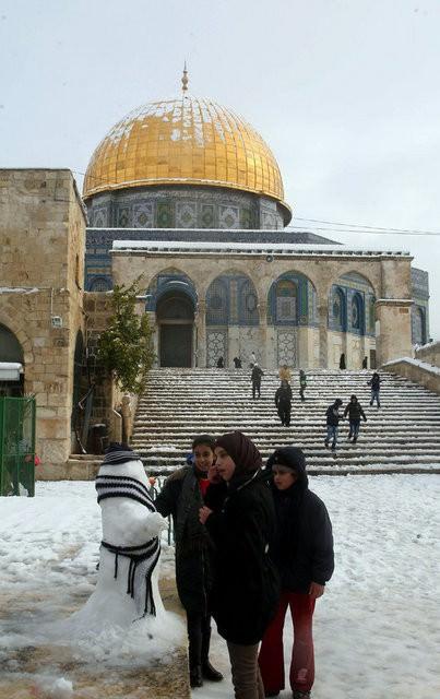 Kud&uuml;s'&uuml;n beyaza b&uuml;r&uuml;nmesiyle beraber ortaya &ccedil;ıkan  manzara, g&uuml;zel g&ouml;r&uuml;nt&uuml;ler oluşturdu