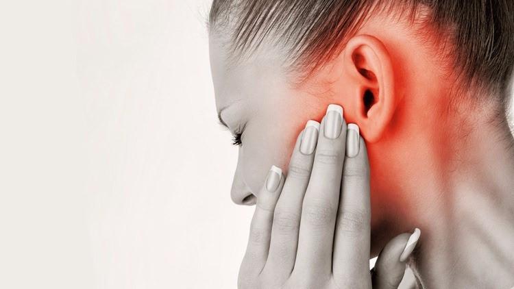 <p>Kulak ağrısı; kulağın merkezinde bulunan östaki borusunda meydana gelen tıkanma ile yaşanır. </p>
