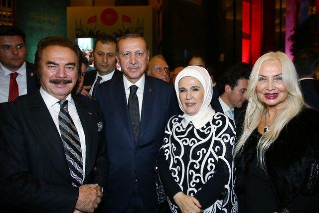<p>Cumhurbaşkanlığı Külliyesi'nde Recep Tayyip Erdoğan ve Emnine Erdoğan'ın ev sahipliğinde gerçekleşen 29 Ekim resepsiyonuna ünlü isimler katıldı.</p>

<p> </p>
