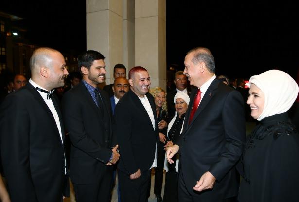 <p><strong><span style="color:rgb(255, 255, 255)">Cumhurbaşkanı Erdoğan'ın eşi Emine Erdoğan ve Başbakan Ahmet Davutoğlu'nun eşi Sare Davutoğlu, resepsiyona katılan davetlilerle sohbet etti, hatıra fotoğrafı çekildi. </span></strong></p>
