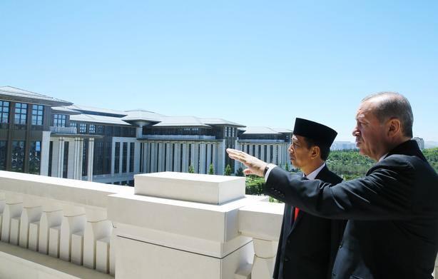 <p>Cumhurbaşkanı Erdoğan ile Endonezya Cumhurbaşkanı Widodo'nun Cumhurbaşkanlığı Külliyesi'nde gerçekleşen baş başa ve heyetler arası görüşmelerinin ardından renkli görüntüler yaşandı.</p>

