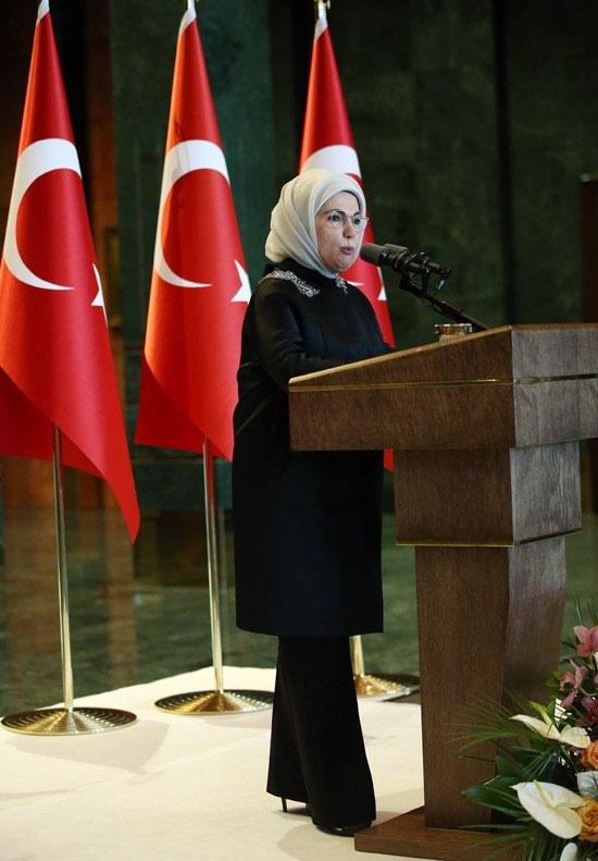 <p>Cumhurbaşkanı Recep Tayyip Erdoğan’ın eşi Emine Erdoğan, sanat, ekonomi, spor ve iş dünyasının önde gelen isimlerini, Cumhurbaşkanlığı Külliyesi'nde ağırladı...</p>
