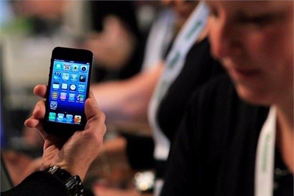 <p><strong>CarPlay</strong><br />
iOS 8.3 ile gelen yeni özelliklerden biri ise kablosuz CarPlay desteği. Yani CarPlay destekleyen araçlarda artık bağlantı kurmak için kablo yerine wireless olarak bağlantı sağlayabileceksiniz.</p>
