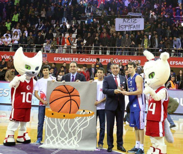 <p>Royal Halı Türkiye Kupası finalinde Fenerbahçe Ülker'i 70-60 mağlup eden Anadolu Efes şampiyon oldu.</p>