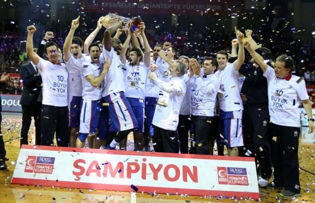 <p>Royal Halı Türkiye Kupası finalinde Fenerbahçe Ülker'i 70-60 mağlup eden Anadolu Efes şampiyon oldu.</p>