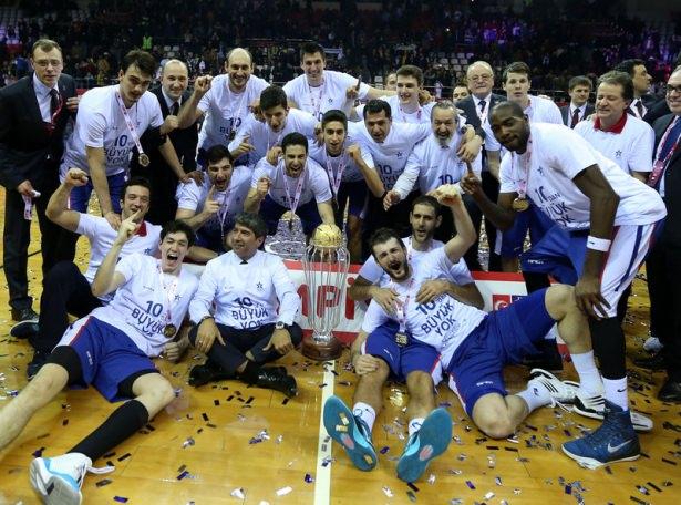 <p>Royal Halı Türkiye Kupası finalinde Fenerbahçe Ülker'i 70-60 mağlup eden Anadolu Efes şampiyon oldu.</p>
