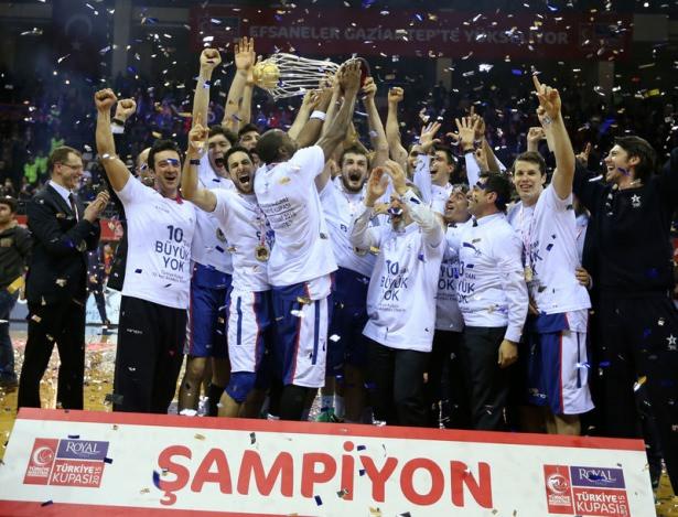 <p>Royal Halı Türkiye Kupası finalinde Fenerbahçe Ülker'i 70-60 mağlup eden Anadolu Efes şampiyon oldu.</p>