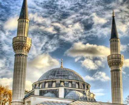 <p>Tevrat indirilmeden önce, İsrail (Yakub)in kendisine haram kıldığı dışında, yiyeceklerin hepsi İsrailoğullarına helal idi. De ki: "Eğer doğrulardan iseniz, haydi Tevrat'ı getirip okuyun". </p>
<p>- Âl-i İmrân / 93</p>