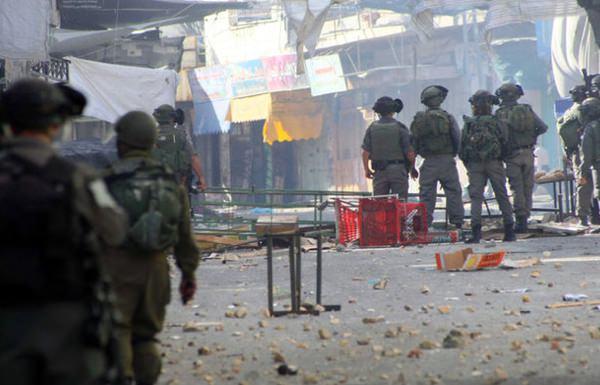 <p>İşte bunlar, Allah'ın kendilerine nimetler verdiği peygamberlerden, Âdem'in soyundan ve gemide Nuh ile beraber taşıdıklarımızın neslinden, İbrahim ve İsrail'in soyundan, hidayete erdirdiğimiz ve seçtiğimiz kimselerdir. Kendilerine Rahmân (olan Allah)ın âyetleri okunduğu zaman ağlayarak secdeye kapanırlardı. - </p>

<p> </p>

<p>Meryem / 58</p>
