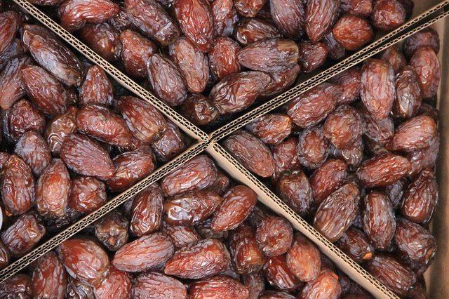 <p>Demir: Hurmanın içinde 0.9 mg/100 gram vardır. Kırmızı kan hücrelerinin içindeki kanın rengini veren hemoglobinin oluşumunda en etkili bir mineraldir. Günde 15 adet orta boy hurma, bir insanın günlük demir ihtiyacını karşılar. </p>
<p> </p>
