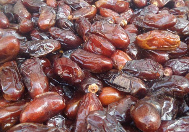 <p>Birçok özelliğinin yanı sıra acıkmayı geciktirdiği için zayıflamaya çok yardımcı bir meyvedir. Özellikle çok acıkma ve çok tatlı ihtiyacı duyulunca 10 adet beyaz veya sarı leblebi 2 hurmayla beraber yenilip üstüne 1 bardak su içilirse 2-3 saat boyunca açlık hissedilmez.</p>

<p> </p>
